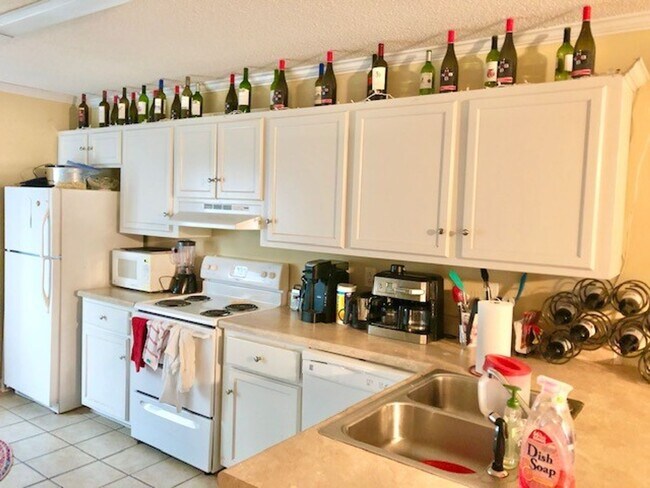 Building Photo - 2 Bedroom 2 Bath Townhome FULLY FURNISHED