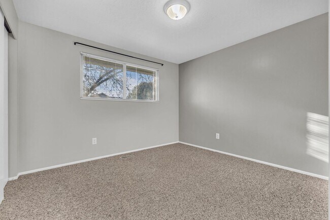 Building Photo - Spacious 5 Bed in Riverdale with Large Yard