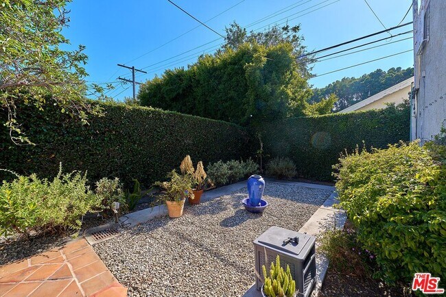 Building Photo - 429 S Orange Dr
