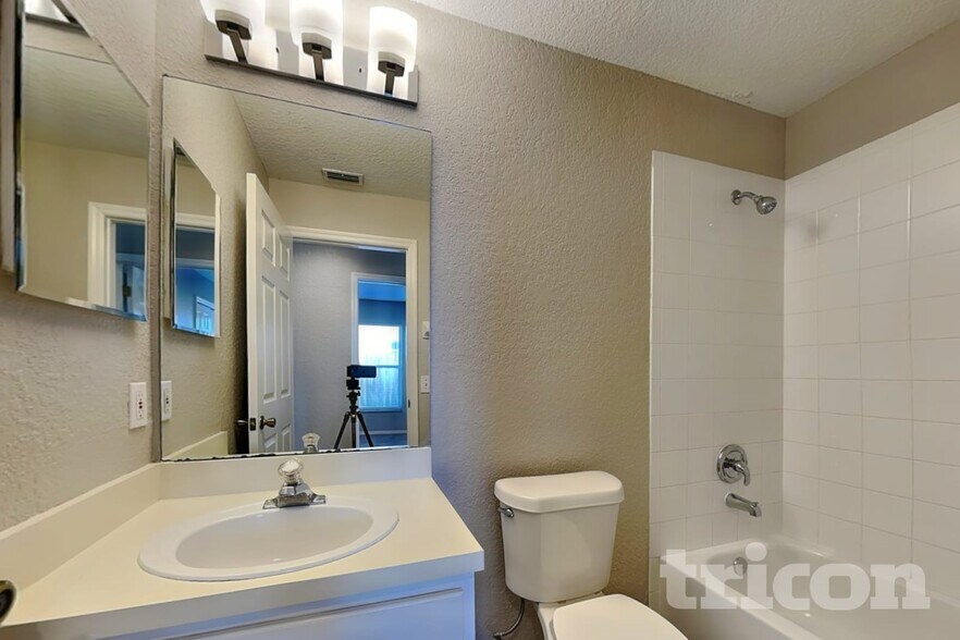 Building Photo - 1124 Vinetree Dr