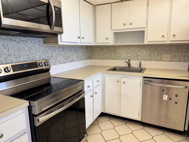 Building Photo - 3510 Oaks Way