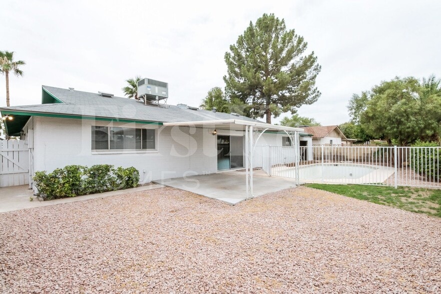 Building Photo - 804 E Carmen St