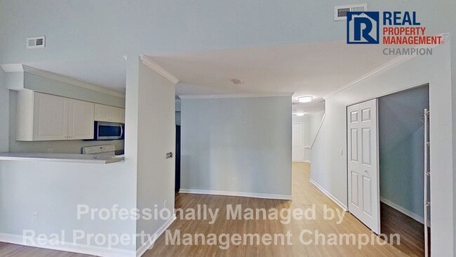 Building Photo - Cute 3 BD/2 BA Townhome Style Near UNCW