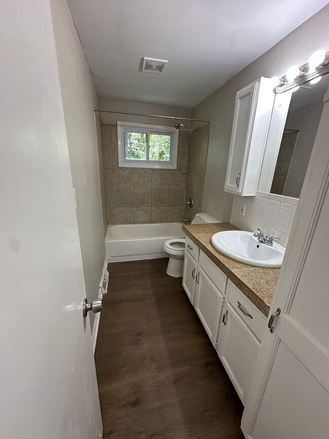 Building Photo - 4 bed 1 bath