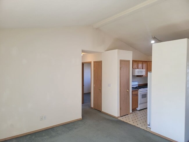 Building Photo - 3 Bedroom Home North End Of Northwood - Gr...