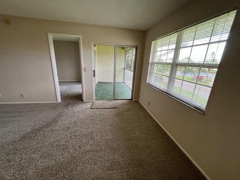 Building Photo - 1522 SE Royal Green Cir