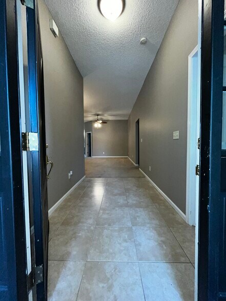 Front Entrance/Hallway - 1410 Soaring Flight Way