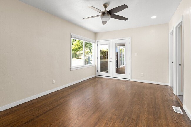Building Photo - Beautiful Duplex In Highly Desirable San Rafael!