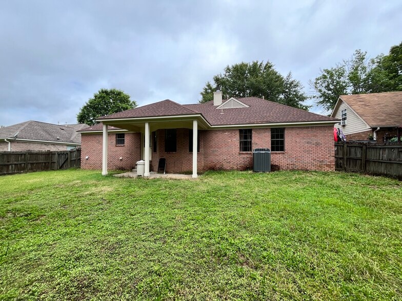 Building Photo - 10093 Fox Chase Dr