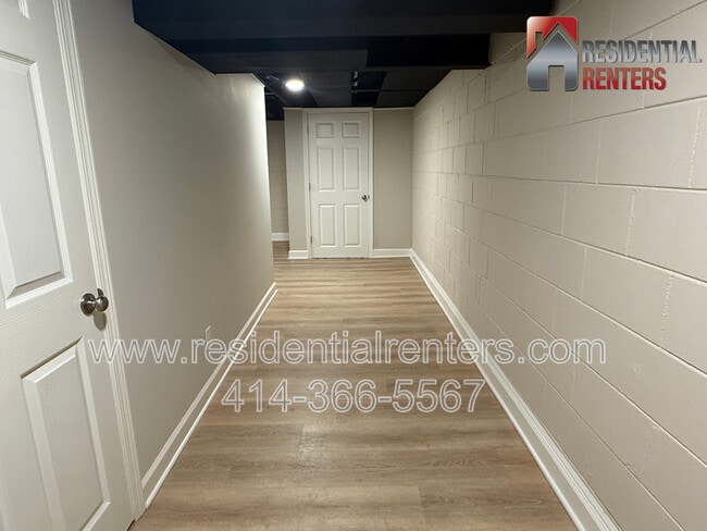 Building Photo - 205 N 165th St