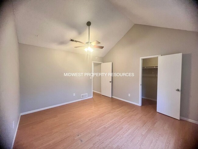 Building Photo - Beautiful 2 Bedroom Townhome with Updated Kitchen