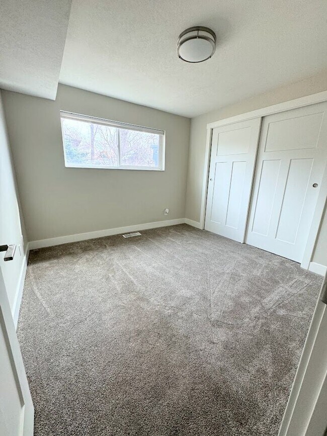 Building Photo - Beautiful remodeled home in Orem!