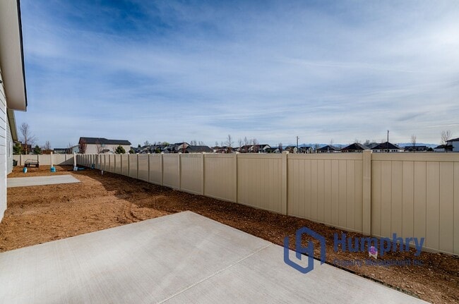 Building Photo - 4 bedroom, 2 bathroom, 2 car garage.