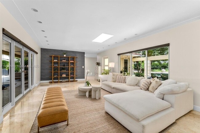 Building Photo - 611 Santurce Ave