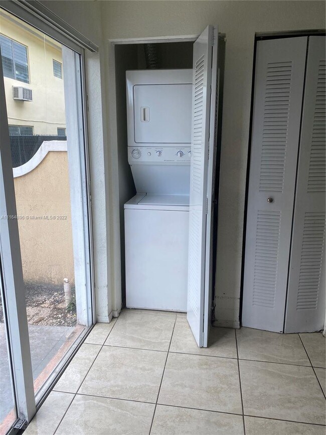 Building Photo - 2032 NE 167th St  3-134 North Miami Beach ...