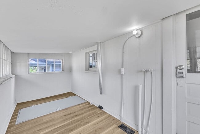 Building Photo - Bright & Updated 3-Bedroom Home Near Local Schools