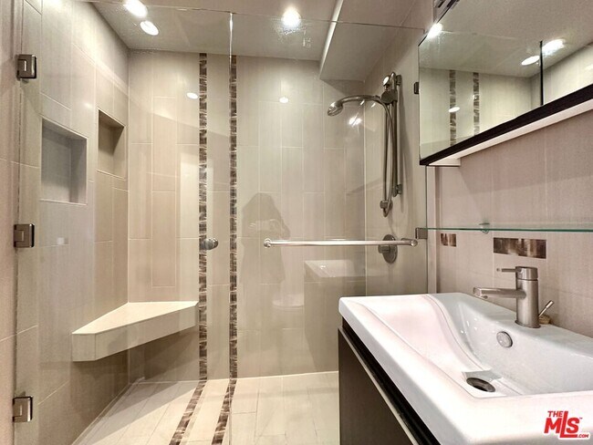 Building Photo - 999 N Doheny Dr