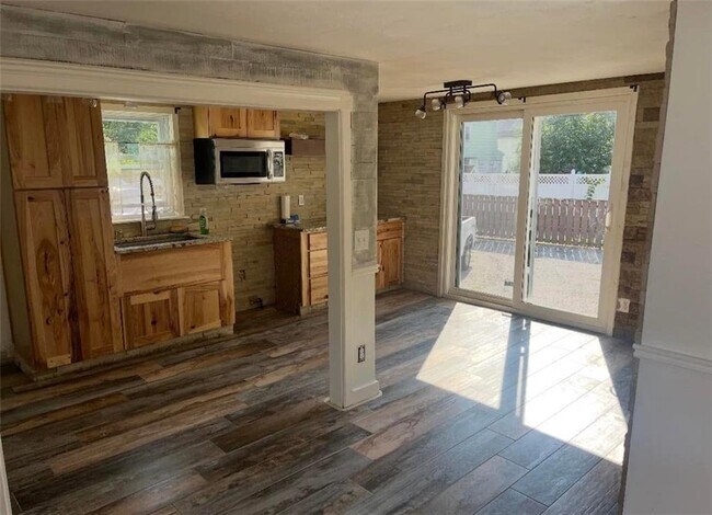 Building Photo - 16 Hedley Ave