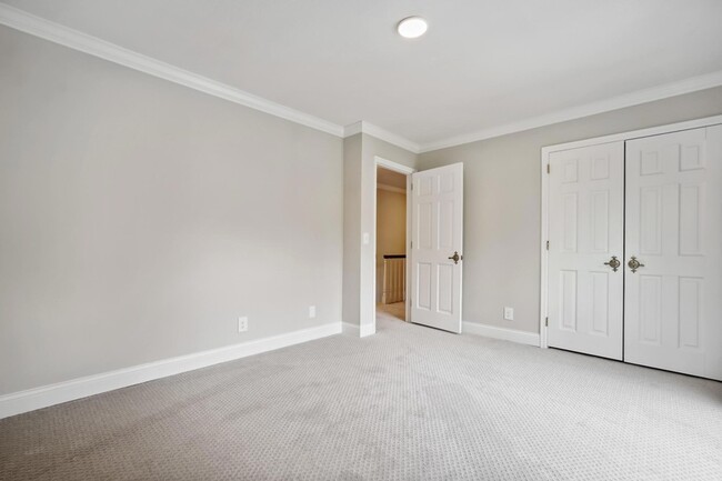 Building Photo - 5721 Londonderry Rd