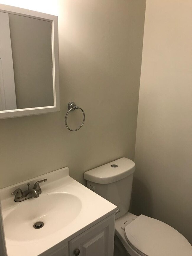 Building Photo - 245 Colonial Ave