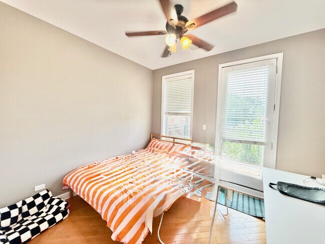 Building Photo - Stunning 2 Bed 2 Bath Plus Lofted Den in the Wicker Park area