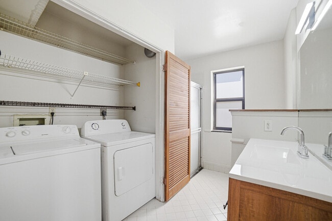 Building Photo - 2895 Via Del Lago