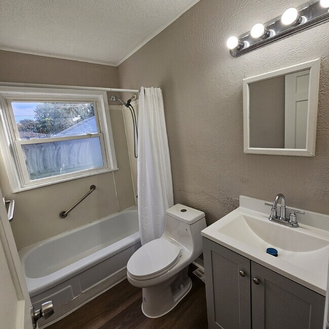 Building Photo - 3 Bedroom Bungalow w/ Updated Kitchen and ...