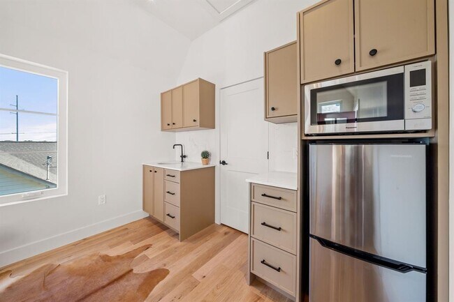 Building Photo - 1802 Overhill Dr