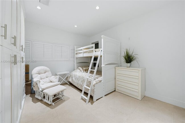 Building Photo - 14601 Pompano Dr