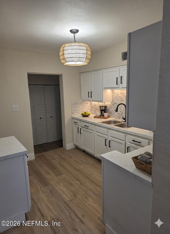 Building Photo - 1857 Brookview Dr S