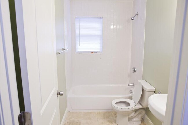 Building Photo - 20 Imrie Rd