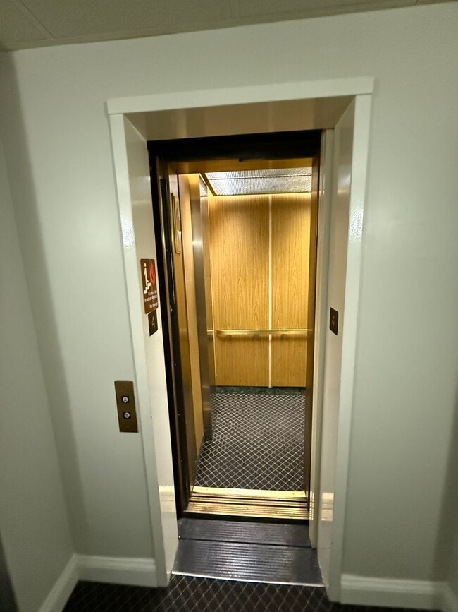 Building Photo - FULLY FURNISHED - Move in ready 1 bed & 1 ...
