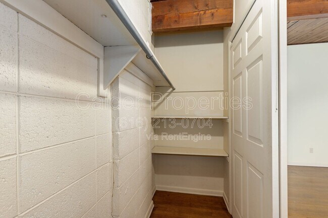 Building Photo - 841 Houseman Ave NE