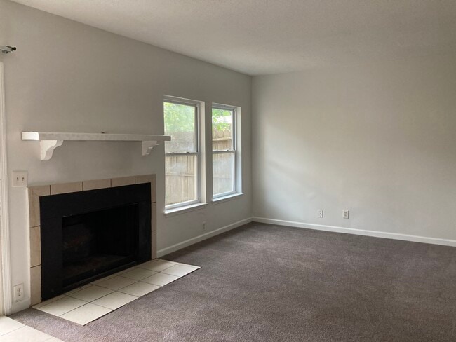 Living Room - 2022 Oak Park Ln