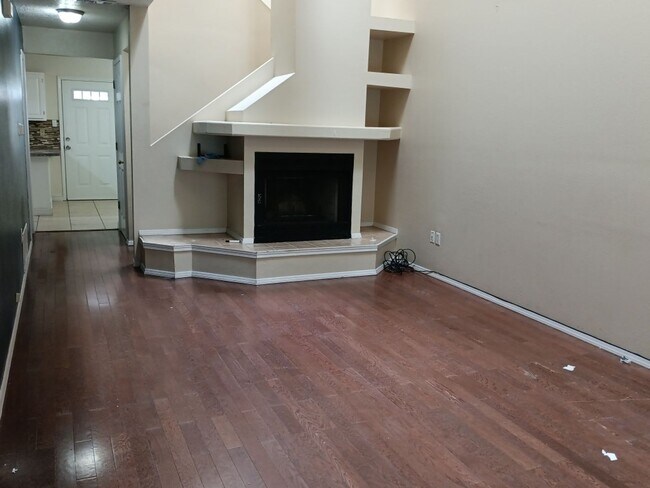 Building Photo - 3 Bedroom, 2.5 Bathroom Home! Schedule a S...
