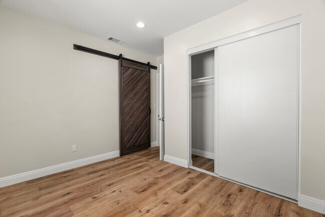 Building Photo - 749 N Wilton Pl