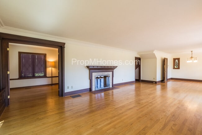 Building Photo - Riverfront Perfection with this Charming 3 Bedroom Lake Oswego Home!