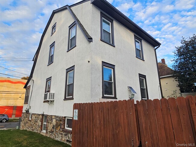 Building Photo - 156 Beechwood Ave