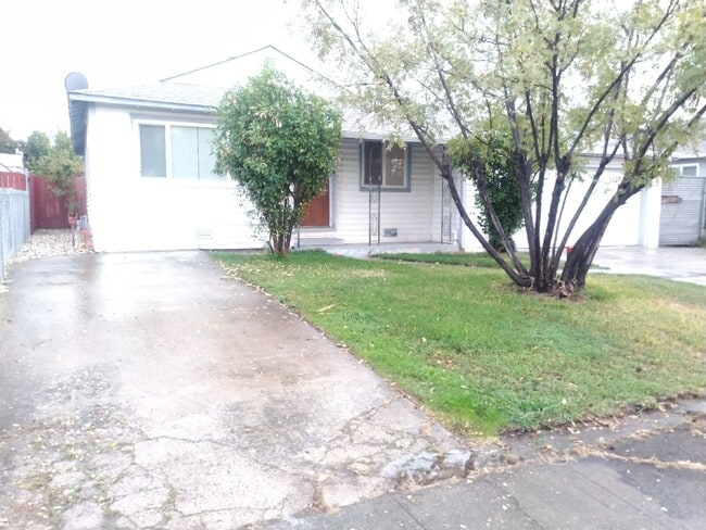 Building Photo - 3 bed 1 bath available in North Highlands!