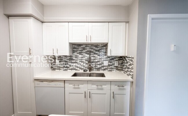 Building Photo - 2 Bed/2 Bath Condo with Modern Amenities / Available Now!