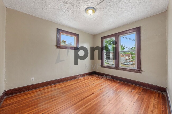 Building Photo - 265 E Northwood Ave