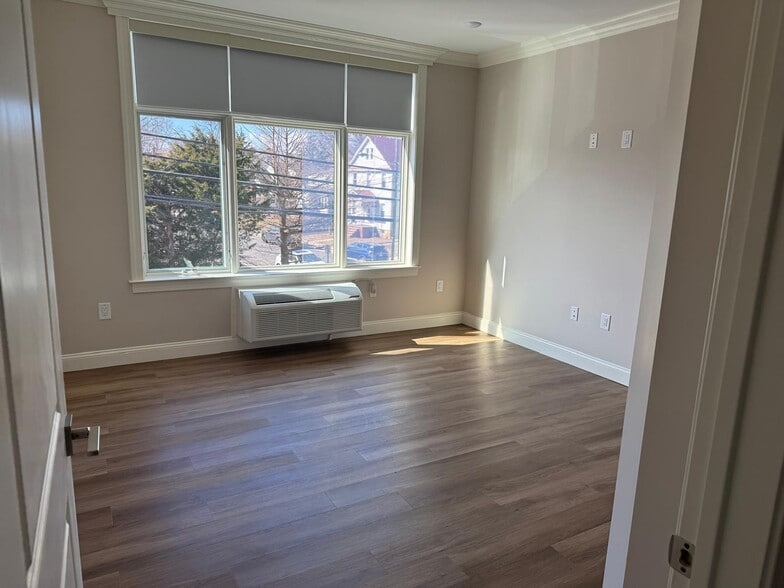 Building Photo - 580 North Ave