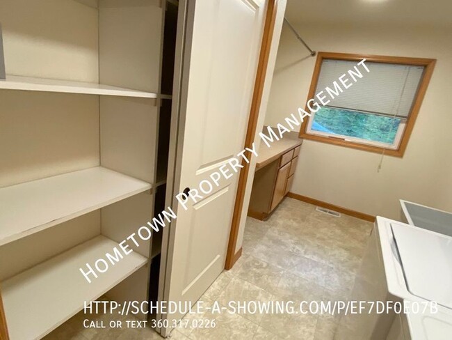 Building Photo - Waterfront Rambler on Pattison Lake! Avail...