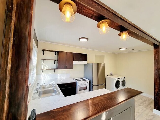 Building Photo - 133 E 4th St