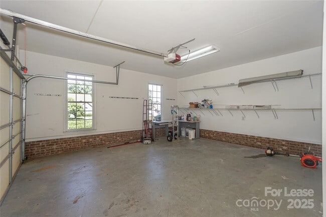 Building Photo - 840 Emerson Dr