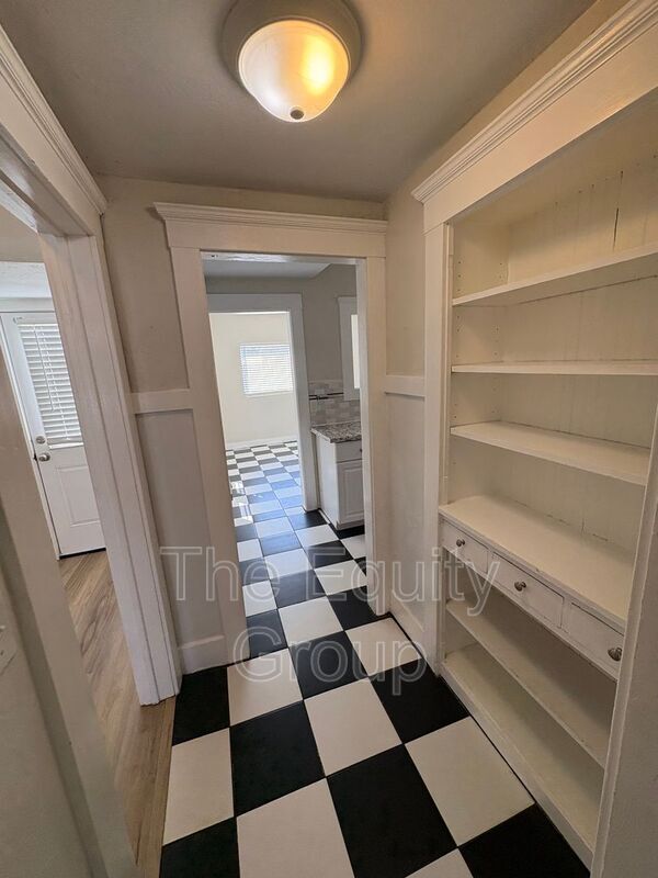 Building Photo - 209 E 11th St