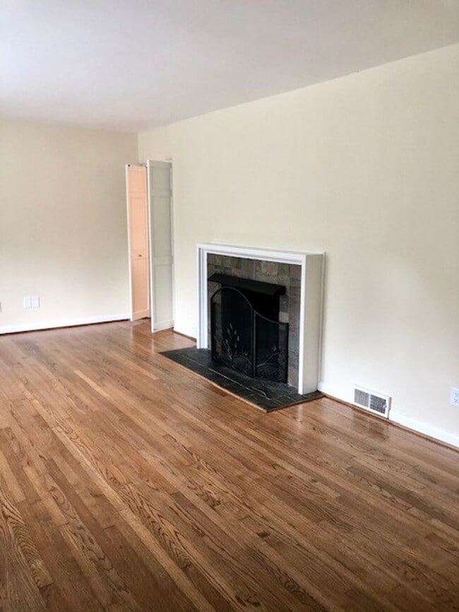 Building Photo - 725 Ashview Dr