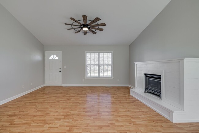 Building Photo - Nicely updated and well-maintained 3 bedro...