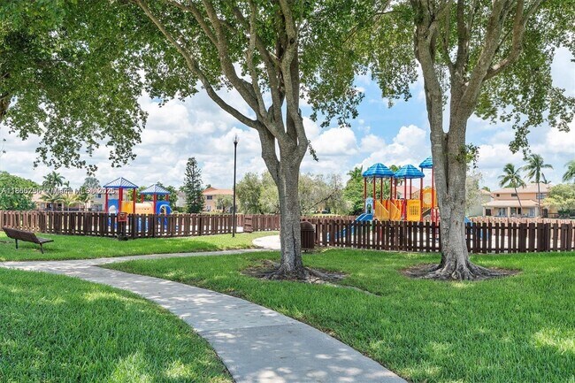 Building Photo - 4670 SW 154th Pl
