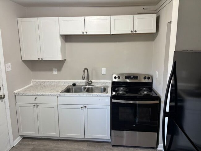 Building Photo - Comfortable Living in a Cozy 2-Bedroom Dup...